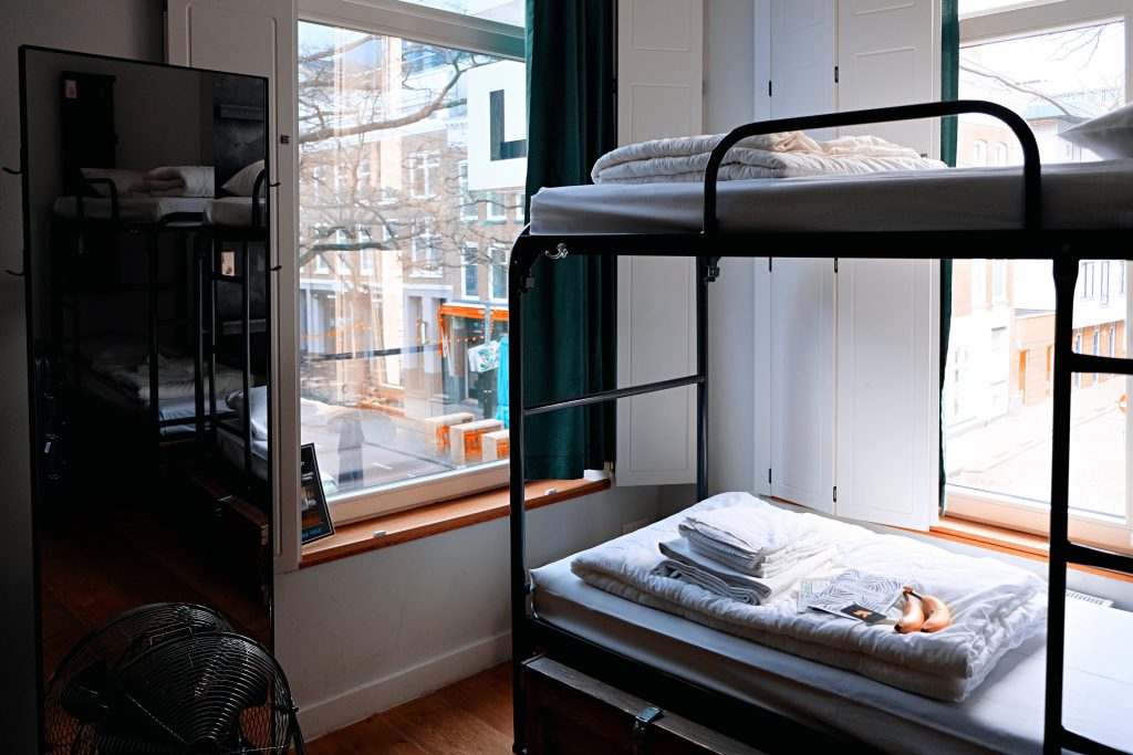 Łóżka piętrowe – sposób na zaaranżowanie małej przestrzeni